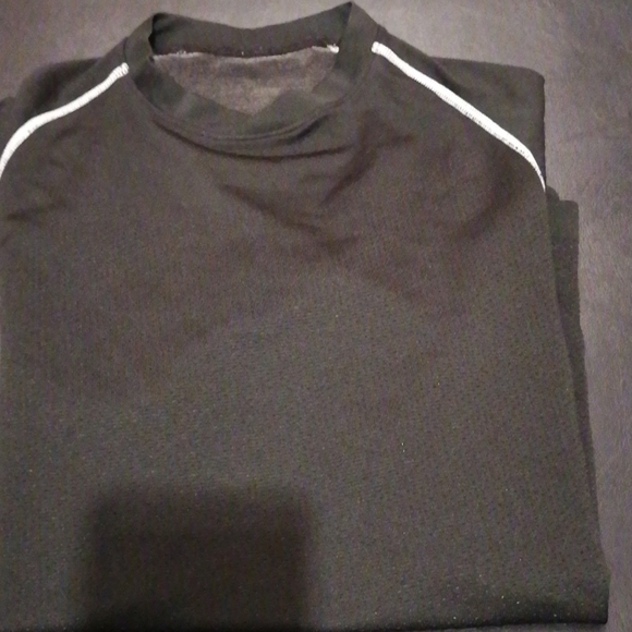 Lululemon in blk shirts - Picture 3 of 4